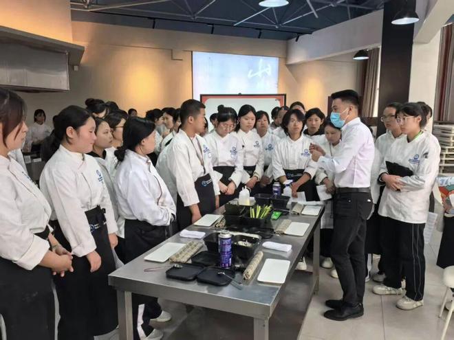 天津市禾之鮮餐飲管理有限公司到訪市職教中心，共探婚慶禮儀服務(wù)產(chǎn)教融合新路徑